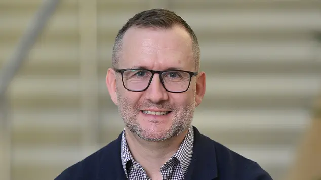 Head and shoulder image of Dr Simon Moralee